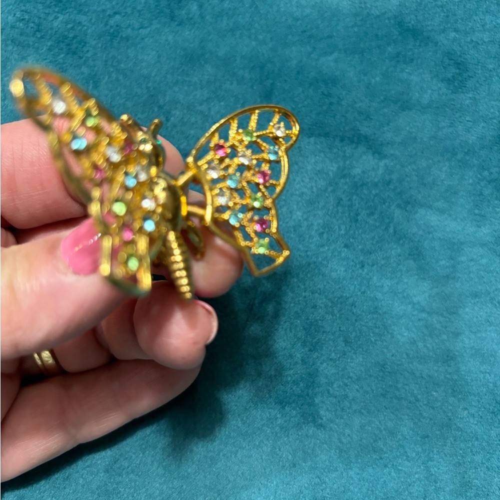 Vintage Butterfly Pin or Brooch with en Tremblant Wings in Gold-tone Setting - Picture 5 of 5